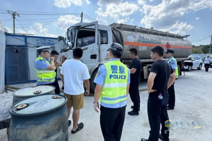 油罐車(chē)違規(guī)卸油被查扣10噸柴油！