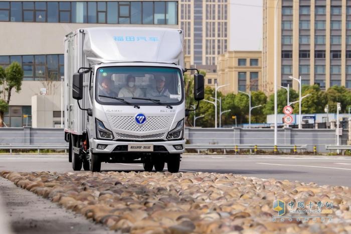 【靜態(tài)測評】城配運輸新選擇 歐馬可智藍混動輕卡讓用戶無憂暢行