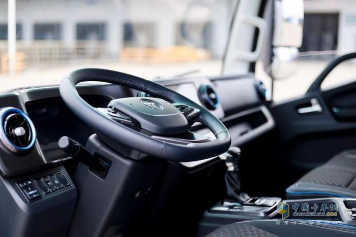 行業(yè)首創(chuàng) 獨(dú)立懸架+AMT自動(dòng)擋 歐馬可Xpro 夢(mèng)想卡車來了