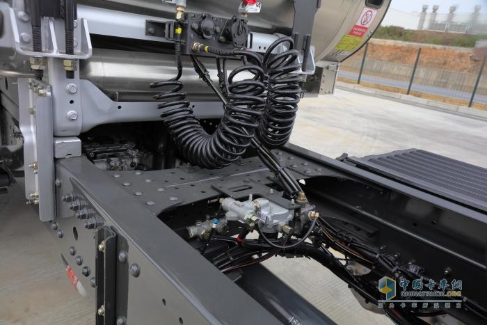 乘龍H7康明斯530馬力LNG牽引車重磅出擊，助力卡友創(chuàng)富之路