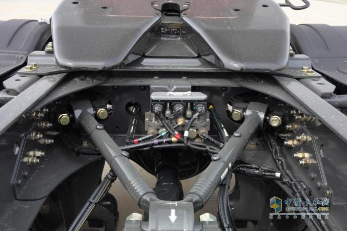 乘龍H7康明斯530馬力LNG牽引車重磅出擊，助力卡友創(chuàng)富之路