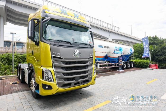 “頭+罐”一體化，乘龍攜手中集強(qiáng)冠打造超級(jí)輕量化粉罐運(yùn)輸車