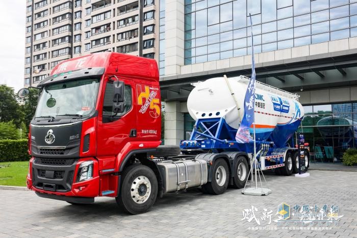 “頭+罐”一體化，乘龍攜手中集強(qiáng)冠打造超級(jí)輕量化粉罐運(yùn)輸車