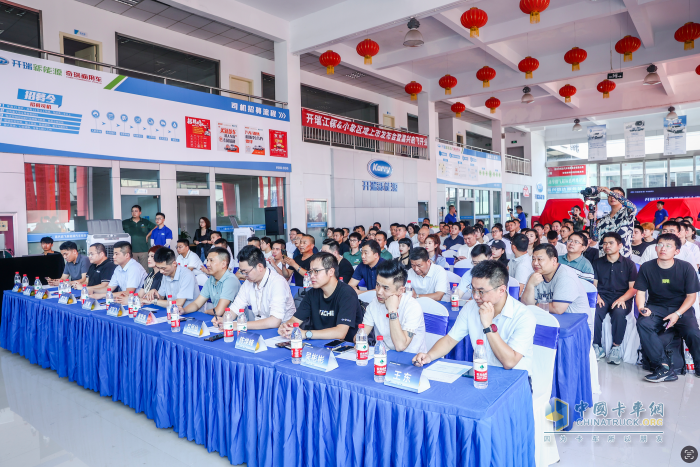 開(kāi)瑞江豚&小象亮相嘉興 行業(yè)首創(chuàng)“30分鐘快?！辟x能司機(jī)創(chuàng)富