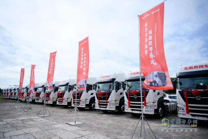 100臺(tái)定制車交付 東風(fēng)商用車與申通快遞再度聯(lián)袂共創(chuàng)物流行業(yè)新歷程