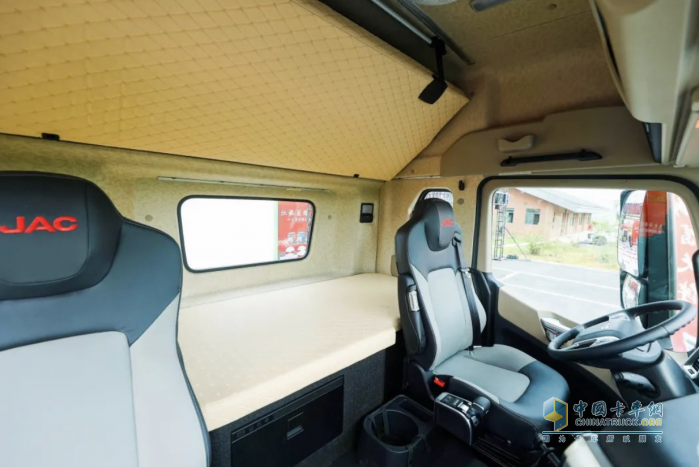 快遞快運“新星”，跑長途就選江淮星耀X7 4×2牽引車！