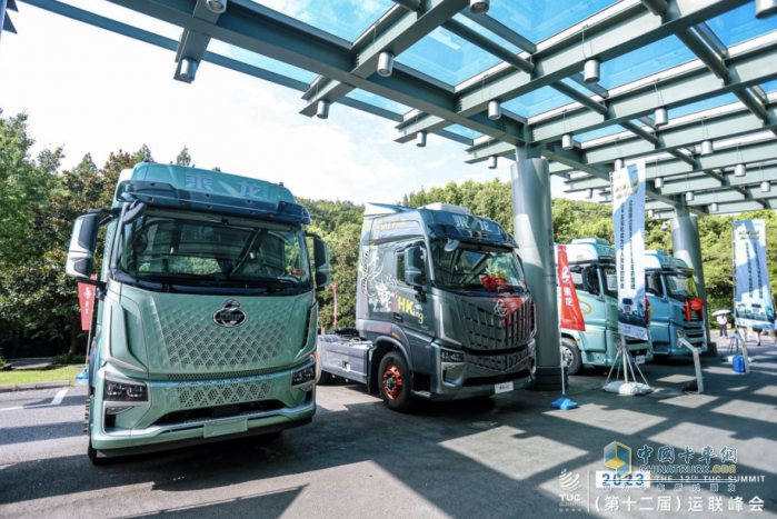創(chuàng)領未來 乘龍卡車雙雄亮相第十二屆運聯峰會