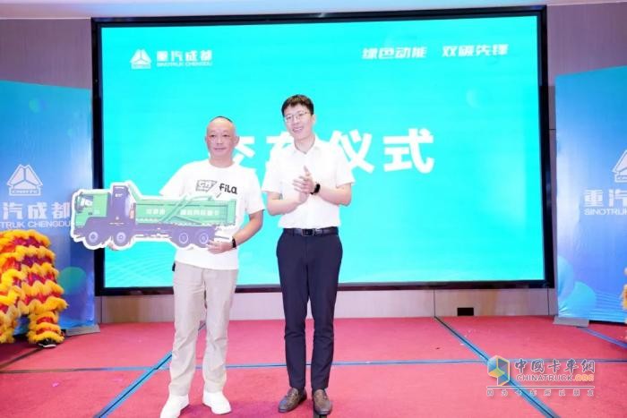 重慶首批新能源重卡火熱交付！重汽成都帶給卡友們新的財富機(jī)遇