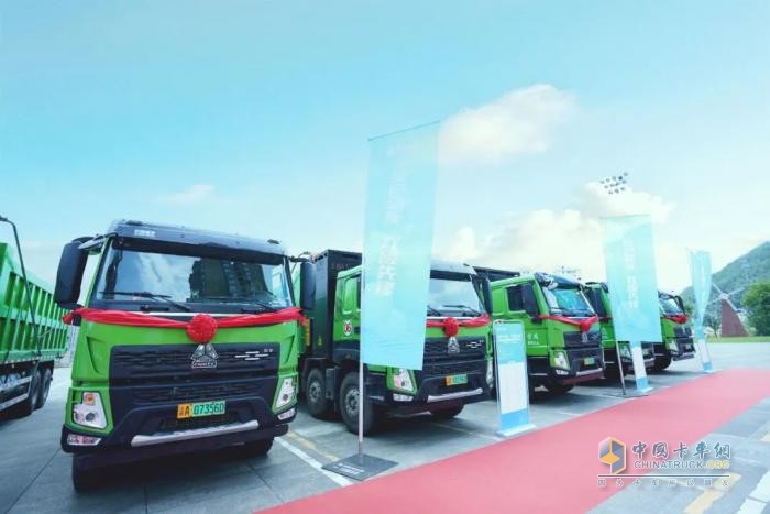 重慶首批新能源重卡火熱交付！重汽成都帶給卡友們新的財富機(jī)遇
