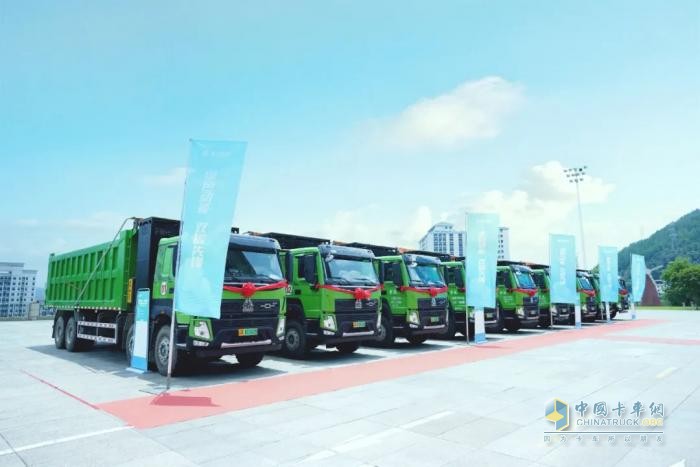 重慶首批新能源重卡火熱交付！重汽成都帶給卡友們新的財富機(jī)遇