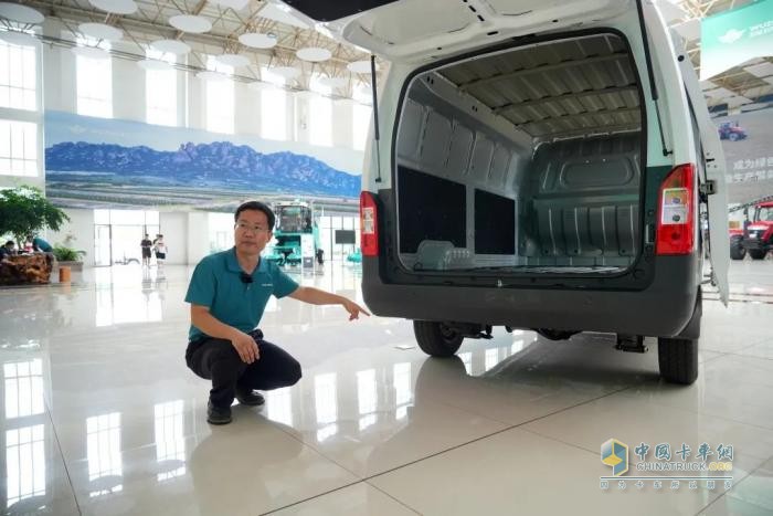 貨運(yùn)新人如何購(gòu)車？這款飛碟U6中面車型或?yàn)椤白顑?yōu)解”！