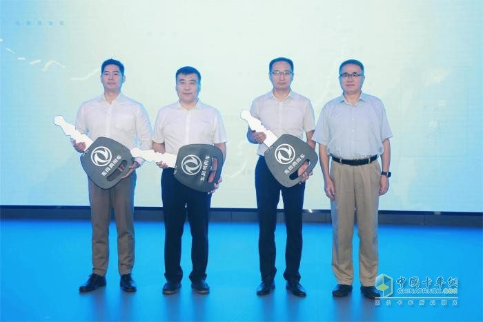 東風(fēng)商用車網(wǎng)絡(luò)實體物流轉(zhuǎn)型首批230臺車輛交付