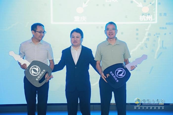 東風(fēng)商用車網(wǎng)絡(luò)實體物流轉(zhuǎn)型首批230臺車輛交付