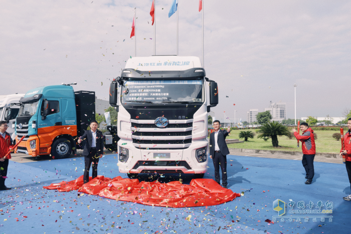 行業(yè)首創(chuàng)場(chǎng)景智適應(yīng)解決方案 上汽紅巖智電版新能源重卡“高能”亮相