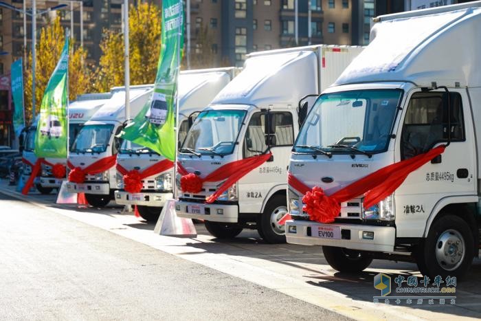 慶鈴與瀧通強強聯(lián)合尋求新突破！首批新能源車交車儀式順利舉行  