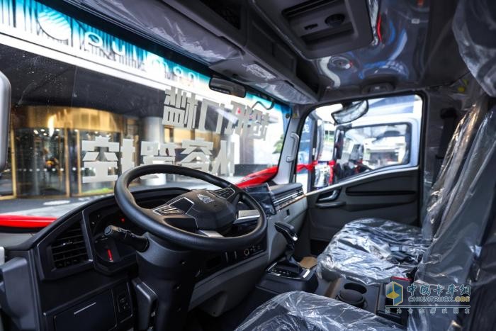 發(fā)力大灣區(qū)，HOWO統(tǒng)帥8AT超級轎卡·閃電俠臻享會深圳舉辦