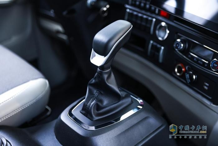 發(fā)力大灣區(qū)，HOWO統(tǒng)帥8AT超級轎卡·閃電俠臻享會深圳舉辦