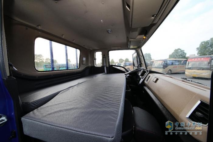 合規(guī)重載走羊腸 江淮1卡德沃斯T7輕松重載13噸，靈活更能拉！