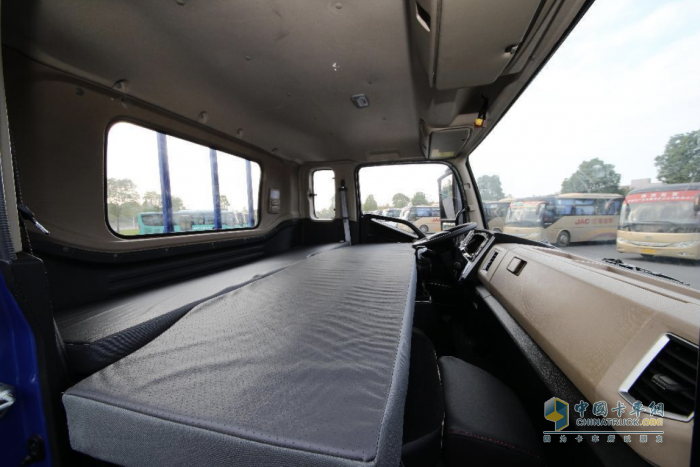 合規(guī)重載走羊腸 江淮1卡德沃斯T7輕松重載13噸，靈活更能拉！