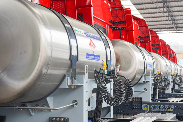 品牌認可 品質(zhì)信賴 上汽紅巖大馬力燃氣重卡交付萬州用戶