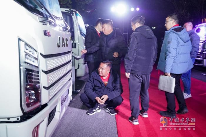 創(chuàng)富逐夢，就選江淮1卡駿鈴V8plus，能裝能拉更省油！