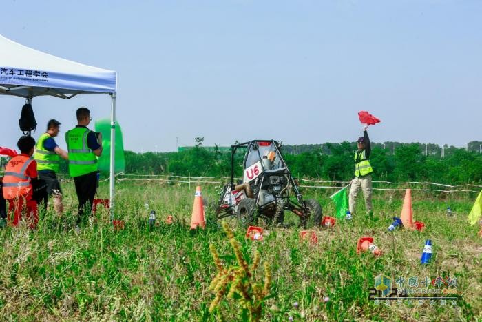 東風(fēng)商用車譽(yù)助湖北汽院HUAT車隊(duì)5月燃戰(zhàn)巴哈大賽(襄陽(yáng)站)
