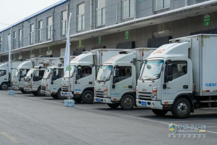 安徽合肥蘇師傅：老鄉(xiāng)雞走向全國，江淮1卡全程護(hù)航，守護(hù)干凈、新鮮、衛(wèi)生