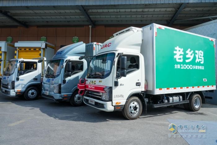 安徽合肥蘇師傅：老鄉(xiāng)雞走向全國，江淮1卡全程護(hù)航，守護(hù)干凈、新鮮、衛(wèi)生