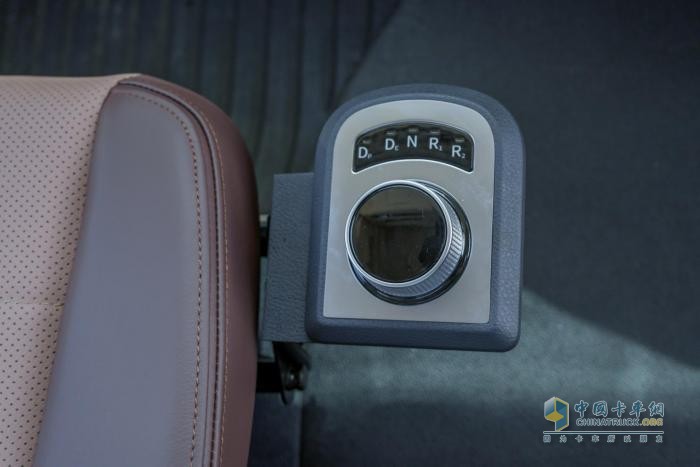 大馬力燃?xì)庵乜üコ锹缘? 東風(fēng)天龍KX王者贏面很大！