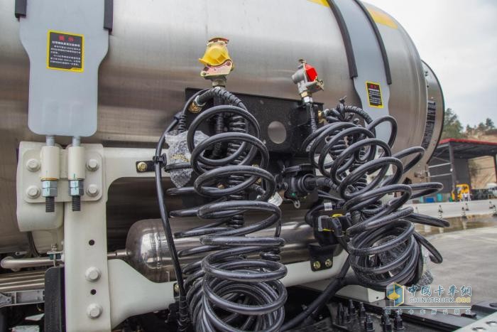 大馬力燃?xì)庵乜üコ锹缘? 東風(fēng)天龍KX王者贏面很大！