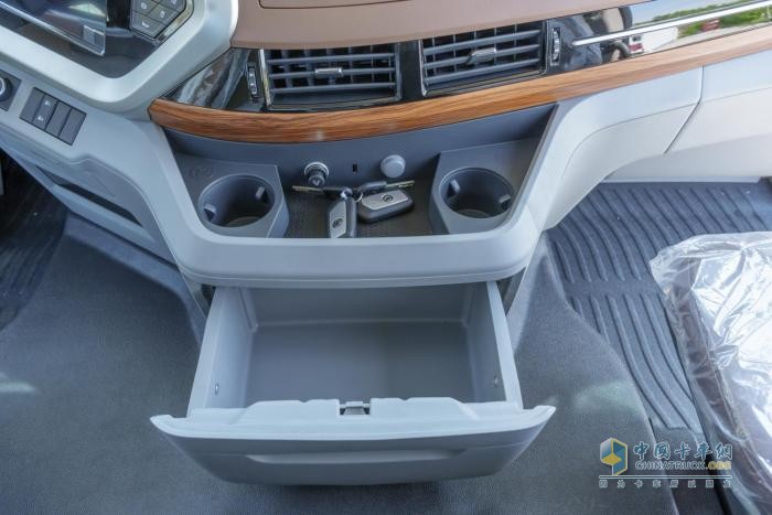 大馬力燃?xì)庵乜üコ锹缘? 東風(fēng)天龍KX王者贏面很大！