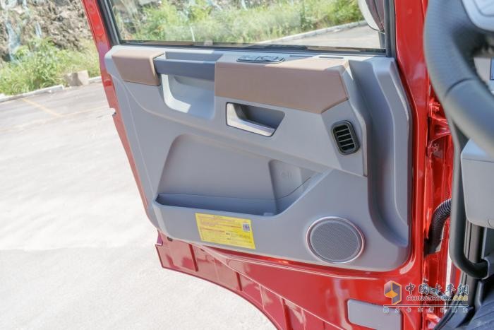 大馬力燃?xì)庵乜üコ锹缘? 東風(fēng)天龍KX王者贏面很大！