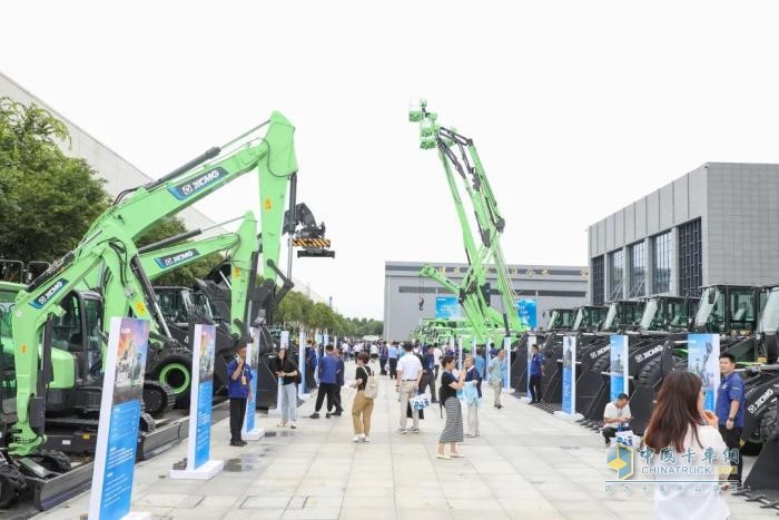 填補行業(yè)空白！首批7項電動工程機械國家標準在徐工發(fā)布