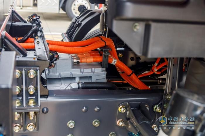 雙重補(bǔ)貼下的綠色運(yùn)輸方案，乘龍H5換電牽引車見證綠色轉(zhuǎn)型