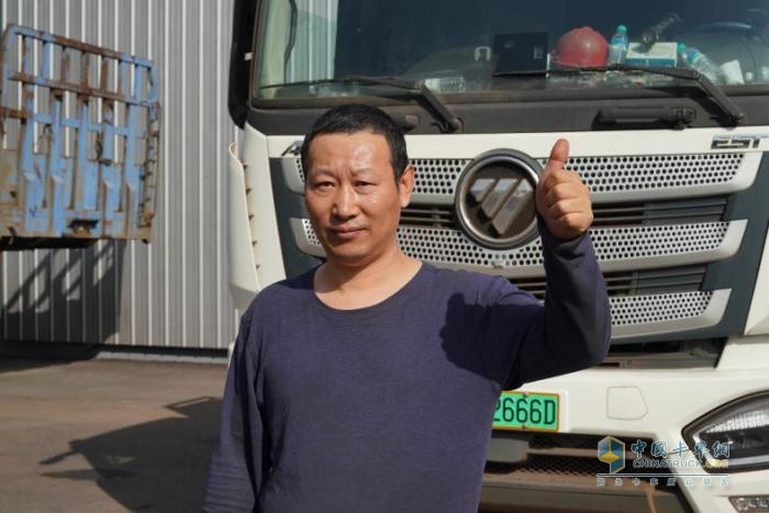 1臺(tái)1年能省20萬！百臺(tái)歐曼智藍(lán)戰(zhàn)車助尹經(jīng)理港口運(yùn)輸大贏特贏