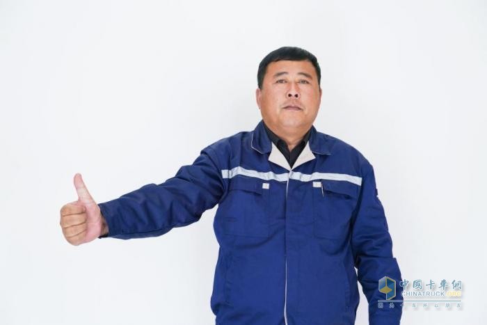 1臺(tái)1年能省20萬！百臺(tái)歐曼智藍(lán)戰(zhàn)車助尹經(jīng)理港口運(yùn)輸大贏特贏