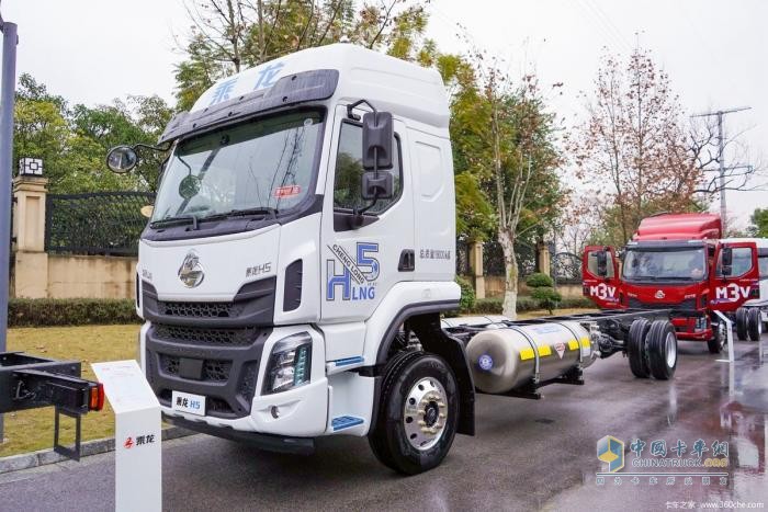 快遞旺季來襲:揭秘乘龍H5 LNG大單橋的高效運(yùn)輸秘訣