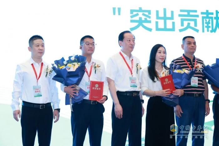 福龍馬攜多款智能及環(huán)衛(wèi)應(yīng)急搶險裝備亮相華東環(huán)衛(wèi)年會