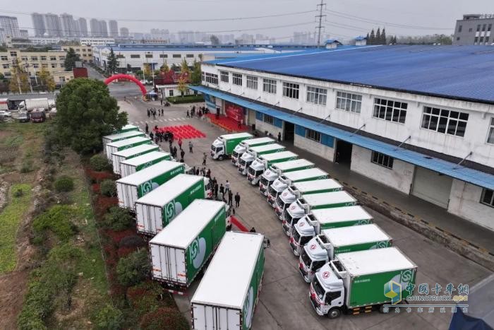 首批東風(fēng)冷藏車交付湖北黃商集團(tuán)