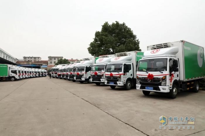 首批東風(fēng)冷藏車交付湖北黃商集團(tuán)