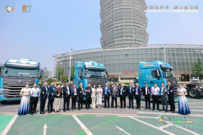 河南飛騰物流:20多輛乘龍燃氣車投用 每月多省20萬