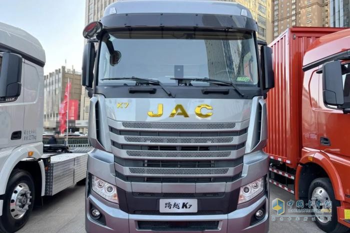 復(fù)合運(yùn)輸長(zhǎng)途干線都能干！全能戰(zhàn)神江準(zhǔn)跨越K7 LNG牽引車