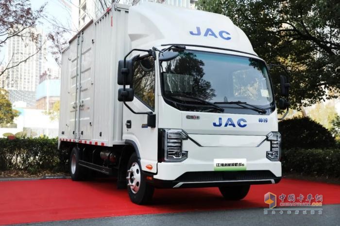 江淮商用車亮相2024中國物流企業(yè)家年會 促進物流業(yè)降碳擴綠增智