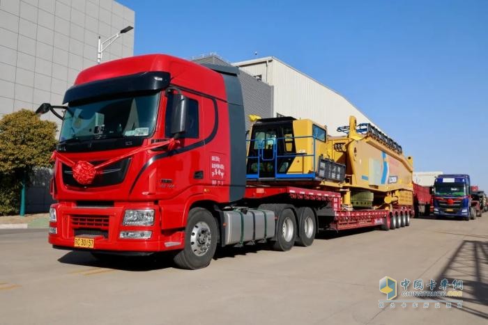 “全球第一吊”領(lǐng)銜！徐工千噸級(jí)超級(jí)起重機(jī)批量奔赴市場(chǎng)