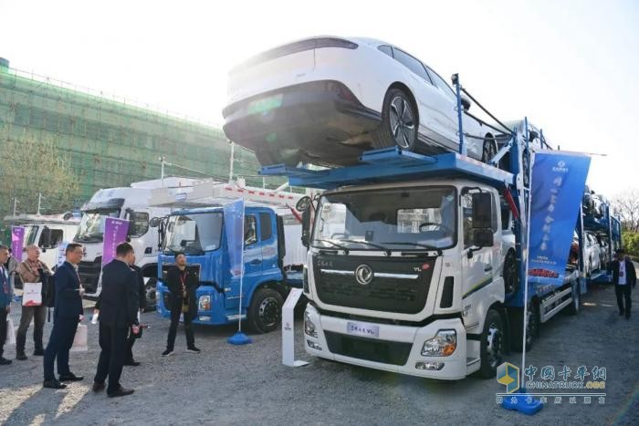 東風(fēng)商用車：兩場簽約！喜獲700+400大單