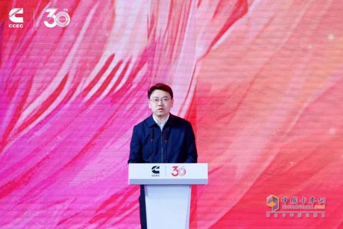 重慶康明斯30周年喜迎第33萬臺(tái)發(fā)動(dòng)機(jī)下線，多燃料平臺(tái)19L甲醇產(chǎn)品同步亮相