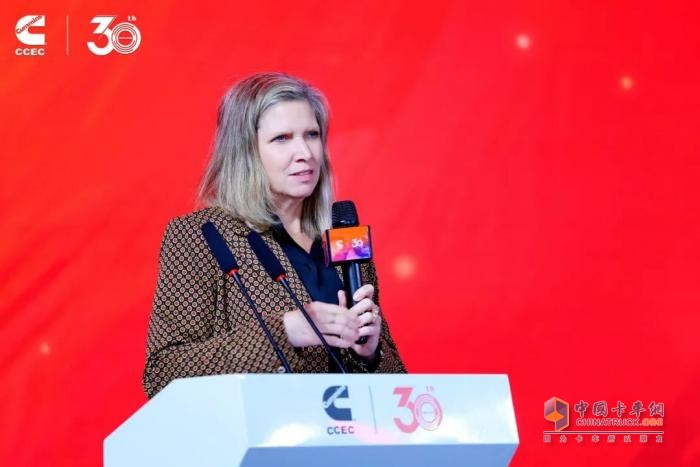 重慶康明斯30周年喜迎第33萬臺(tái)發(fā)動(dòng)機(jī)下線，多燃料平臺(tái)19L甲醇產(chǎn)品同步亮相