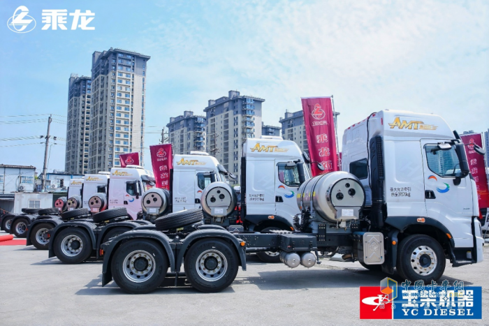 再創(chuàng)佳績(jī)！100臺(tái)乘龍H7 LNG牽引車(chē)交付浙江物流巨頭