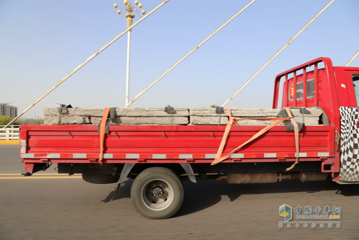 神秘新車街頭現(xiàn)身 底盤(pán)貨箱暗藏玄機(jī)？