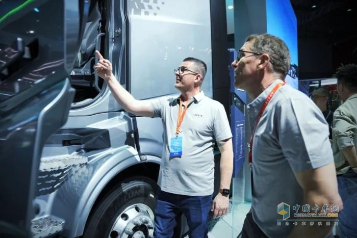 撒貝寧直呼“不一般”，竟是這臺(tái)國(guó)產(chǎn)新能源重卡!